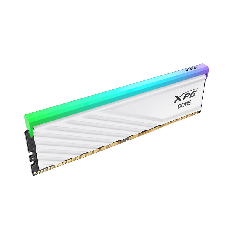 Detalj på ADATA XPG Lancer Blade RGB DDR5-6000 CL36 RAM 32 GB hvit