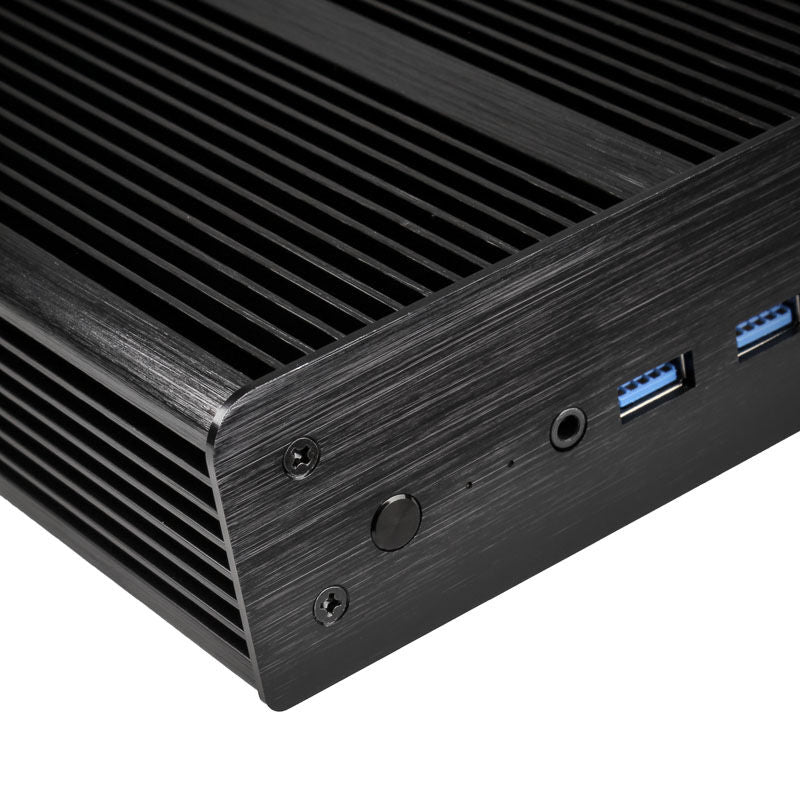 Nærbilde av aluminium kjøleribber på Akasa Newton MC UCFF kabinett for Intel NUC