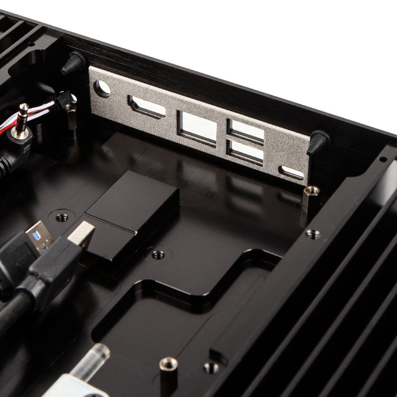 Akasa Plato X7 UCFF kabinett med åpnet sidepanel