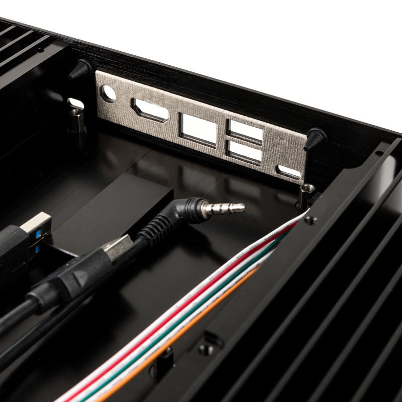 Oversikt av Akasa Plato X8 UCFF kabinett med Intel NUC board