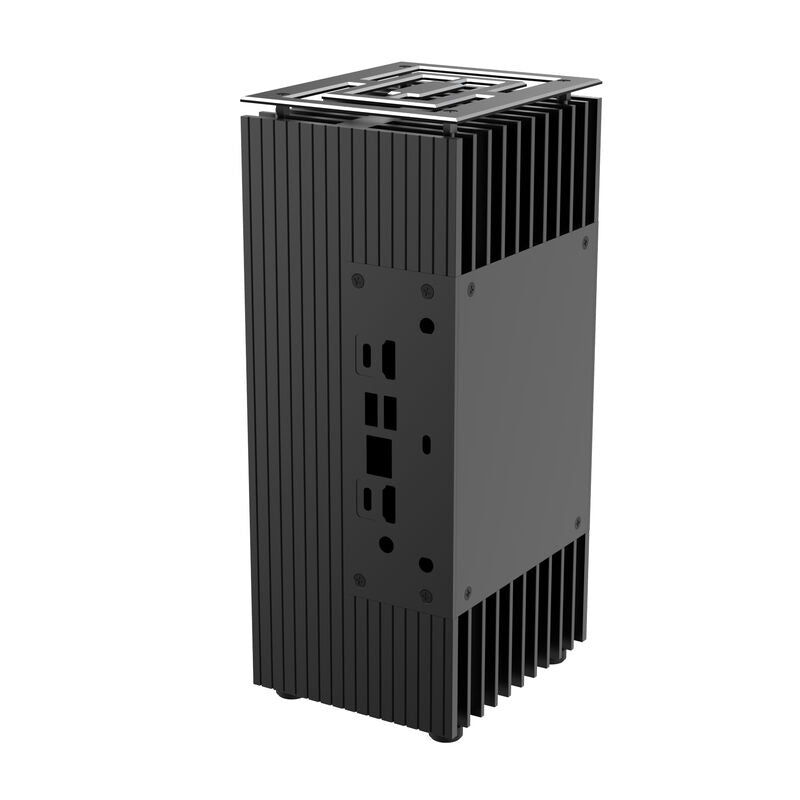 Nærbilde av portene på Akasa Turing Fanless UCFF kabinett