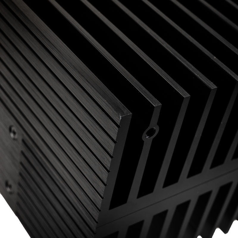 Akasa Turing FX UCFF kabinett Intel NUC vifteløs svart nærbilde av frontpanel