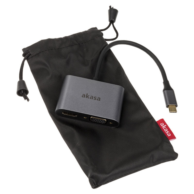 Akasa USB-C 2-i-1 skjermadapter montert på laptop