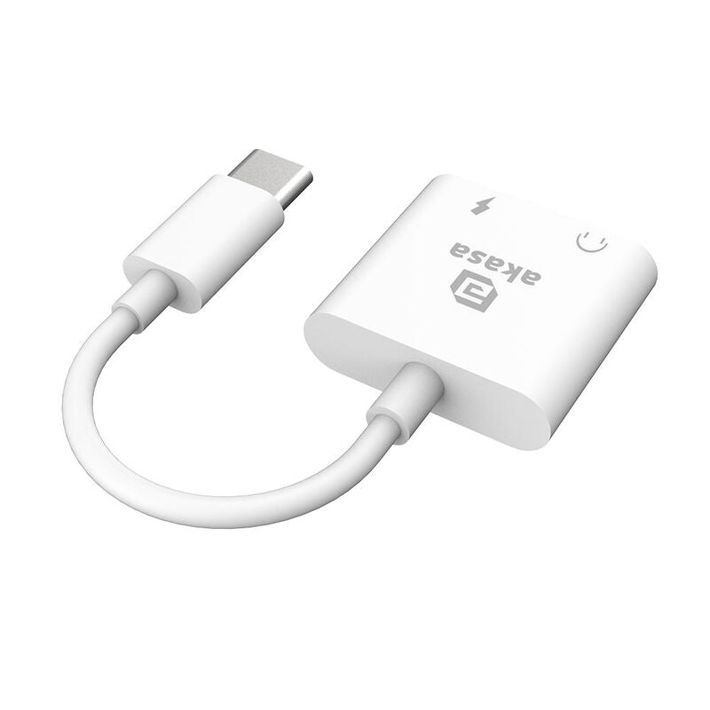Nærbilde av Akasa USB-C til 3,5 mm jack-adapter med Power Delivery hvit
