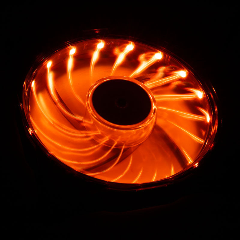 Akasa Vegas X7 RGB LED vifte 120 mm montert i PC-kabinett