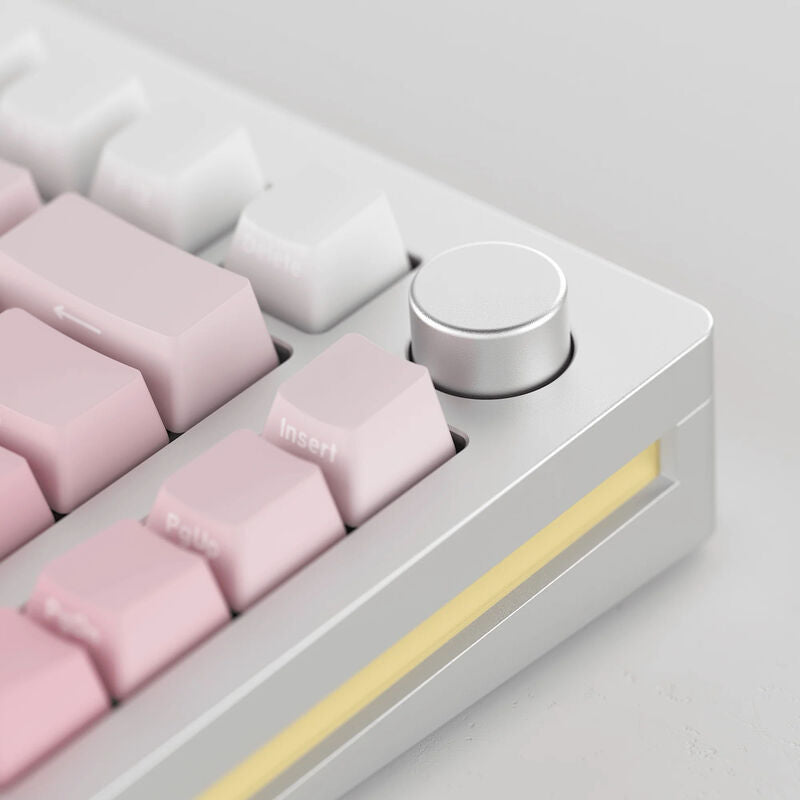Montert Akko MonsGeek M1W SP Pink&White tastatur på skrivebord