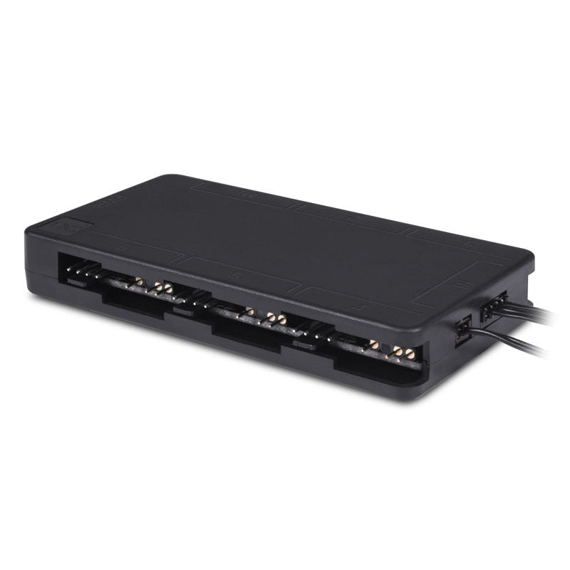 Nærbilde av tilkoblinger på Alphacool Core 6x PWM ARGB hub splitter svart