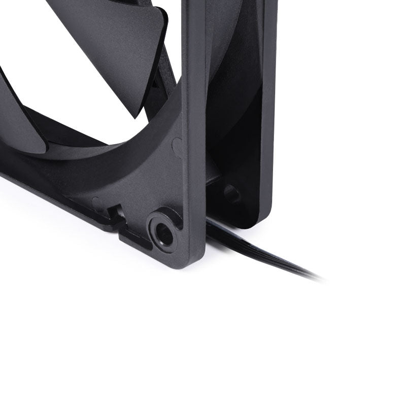 Alphacool Core PWM vifte 140 mm 2500 RPM svart nærbilde av vifteblader