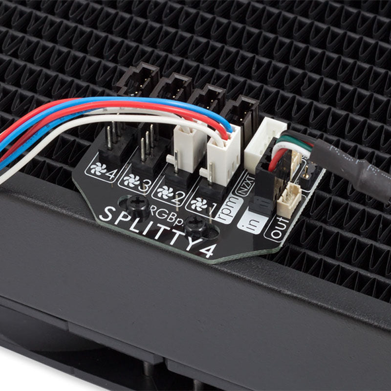 detalj av aqua computer RGBpx Splitty4 RGB-splitter tilkoblinger