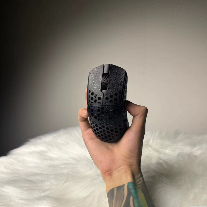Arbiter Studio Akitsu Carbon Fiber trådløs gamingmus fra topp