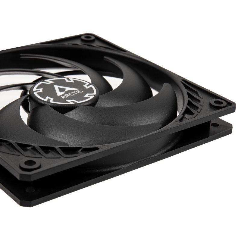 Nærbilde av Arctic P12 Slim PWM PST vifte 120 mm svart vifteblader