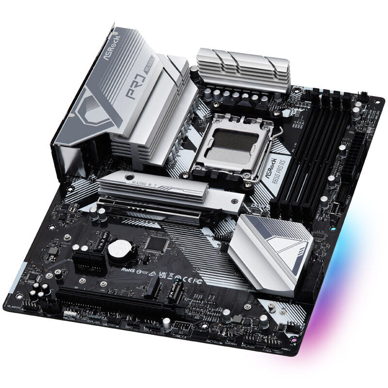 Nærbilde av RAM-spor på ASRock B650 Pro RS hovedkort