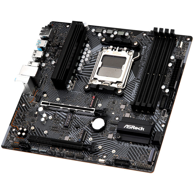Nærbilde av ASRock B650M PG Lightning hovedkort RAM-spor