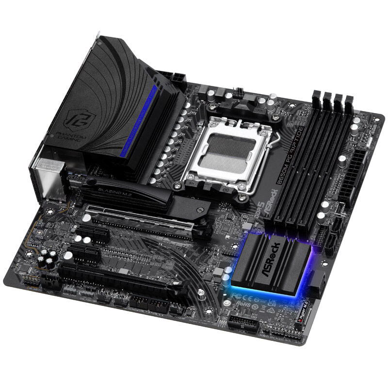 Nærbilde av PCIe-spor på ASRock B650M PG Riptide