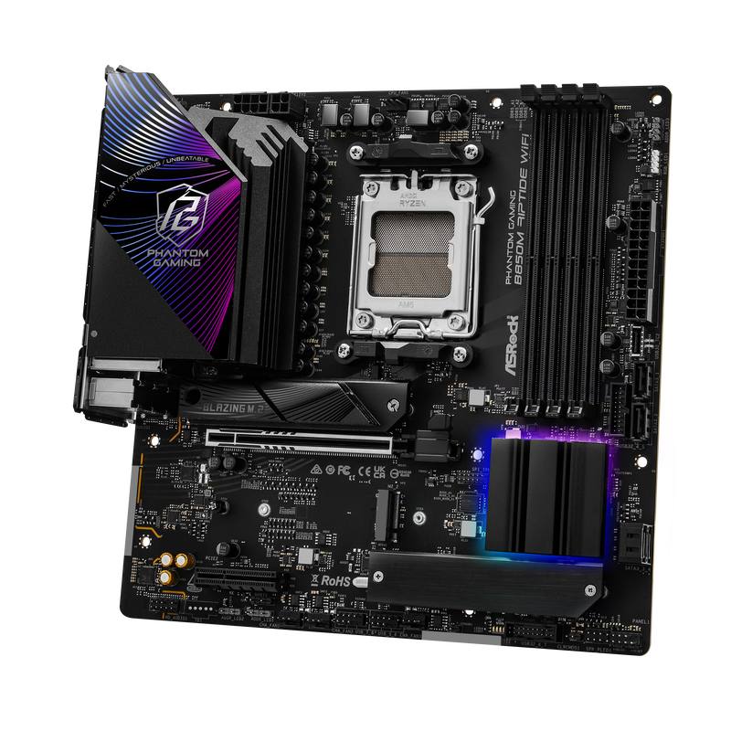 Detalj av PCIe- og minneplasser på ASRock B850M Riptide WiFi