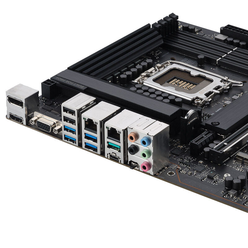 ASUS PRO WS W680-ACE hovedkort nærbilde av PCIe-porter