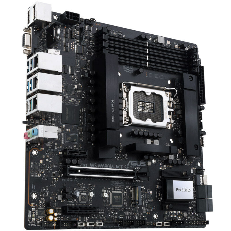 Nærbilde av ASUS Pro WS W680M-ACE SE hovedkort minnespor