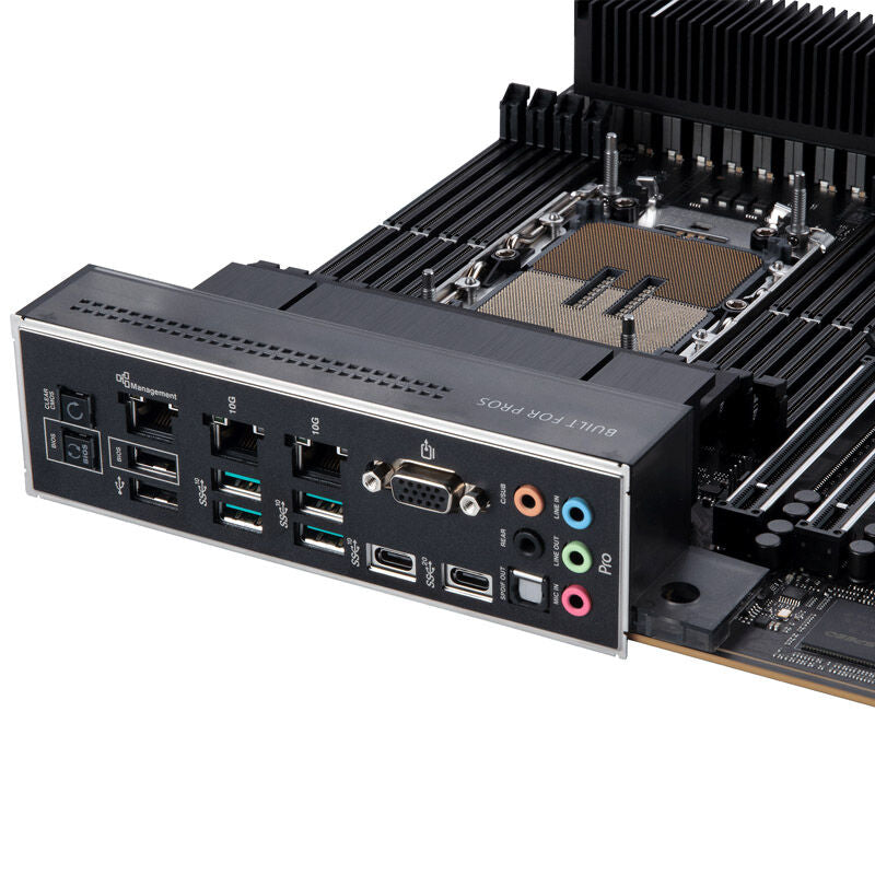 Nærbilde av ASUS Pro WS W790E-SAGE SE hovedkort kontakter