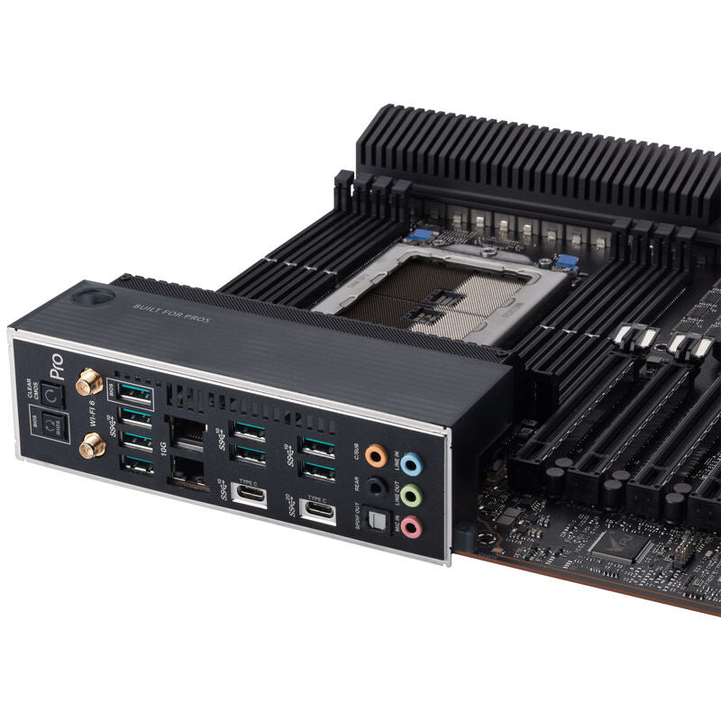Nærbilde av ASUS Pro WS WRX80E-SAGE SE WiFi hovedkort sWRX8 DDR4 PCIe-spor