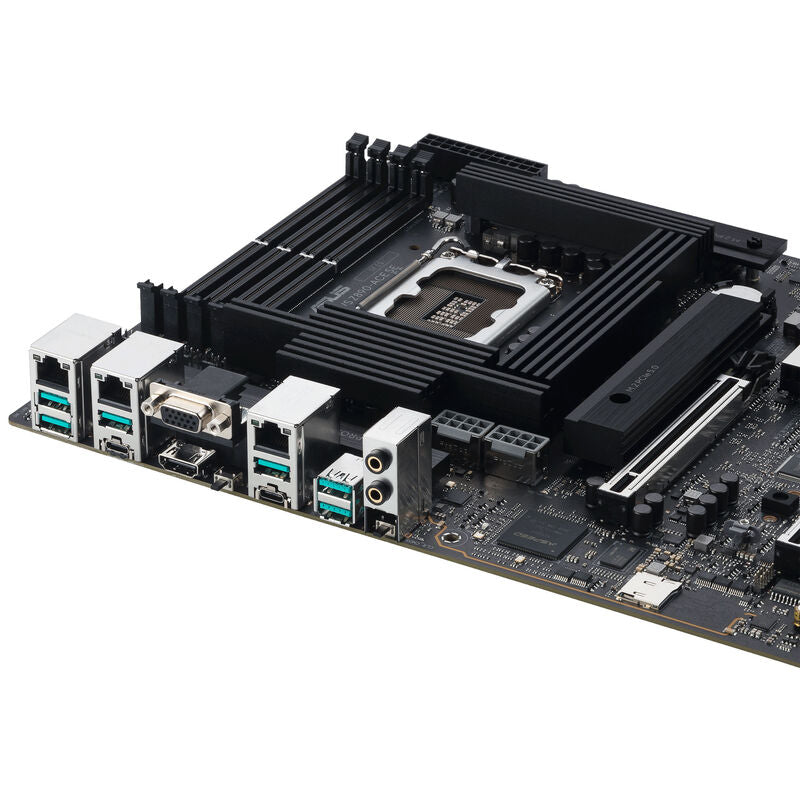 Nærbilde av DIMM-spor på ASUS Pro WS Z890-ACE SE