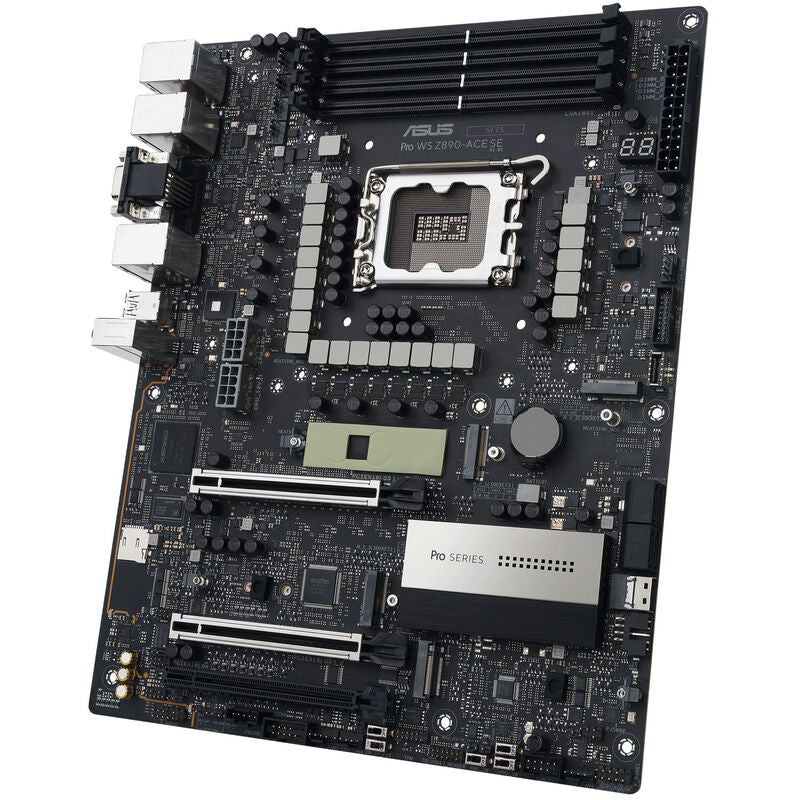 Nærbilde av VRM-kjøler på ASUS Pro WS Z890-ACE SE