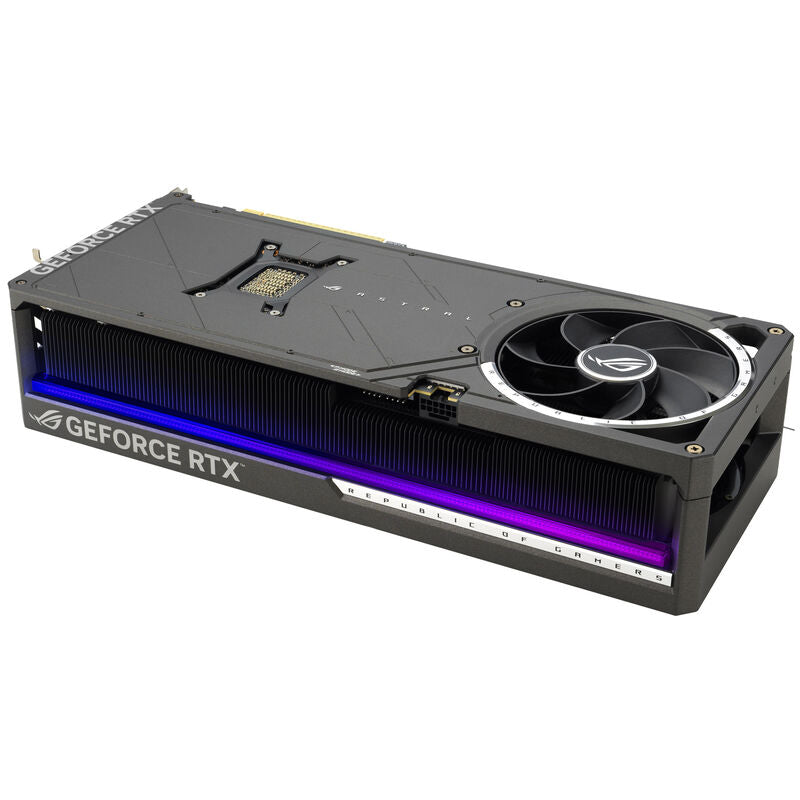 Nærbilde av ASUS ROG Astral RTX 5080 OC grafikkort RGB-lys