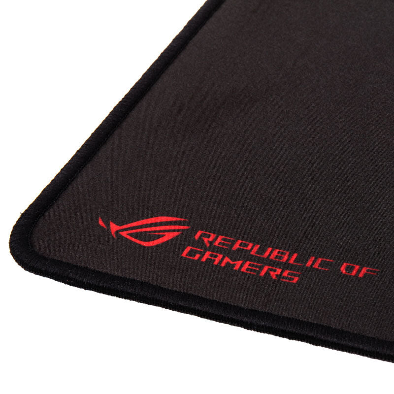 ASUS ROG Sheath musematte 900x440 mm svart montert på skrivebord