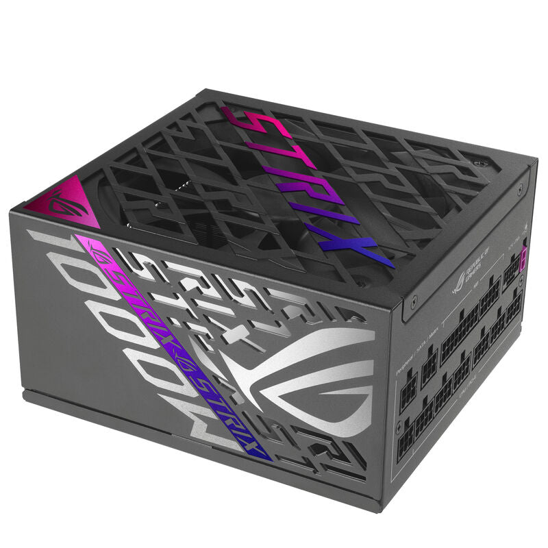 Detalj av ASUS ROG Strix 1000 strømforsyning kabeltilkoblinger