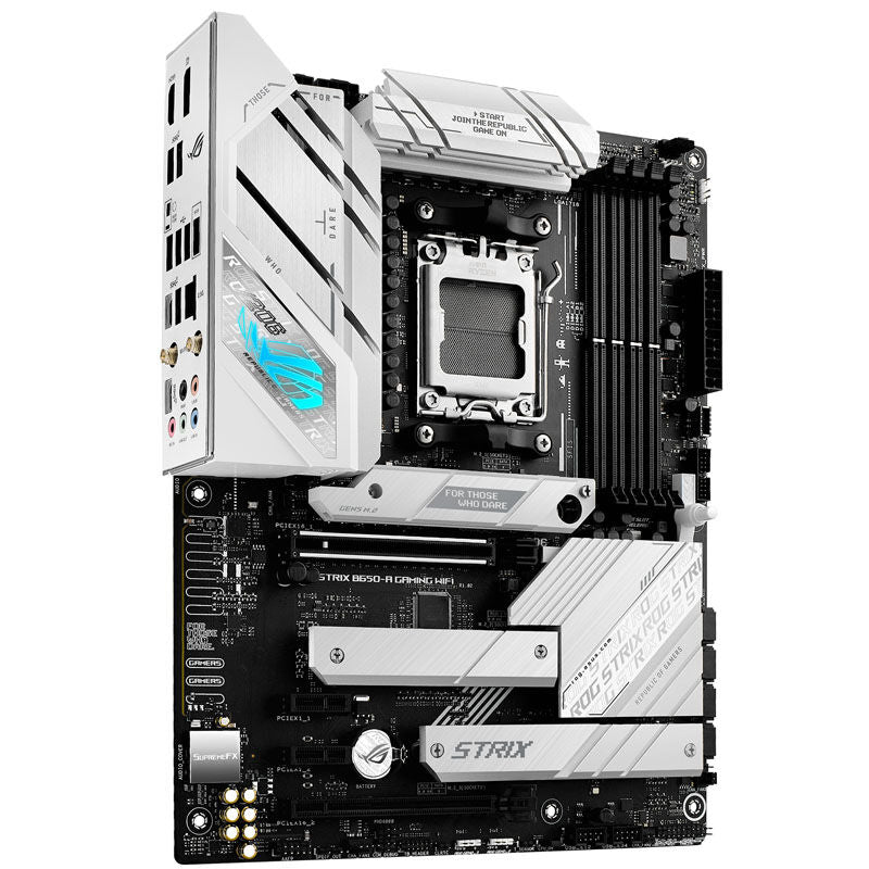 Detaljbilde av ASUS ROG Strix B650-A Gaming WiFi hovedkortets PCIe-spor