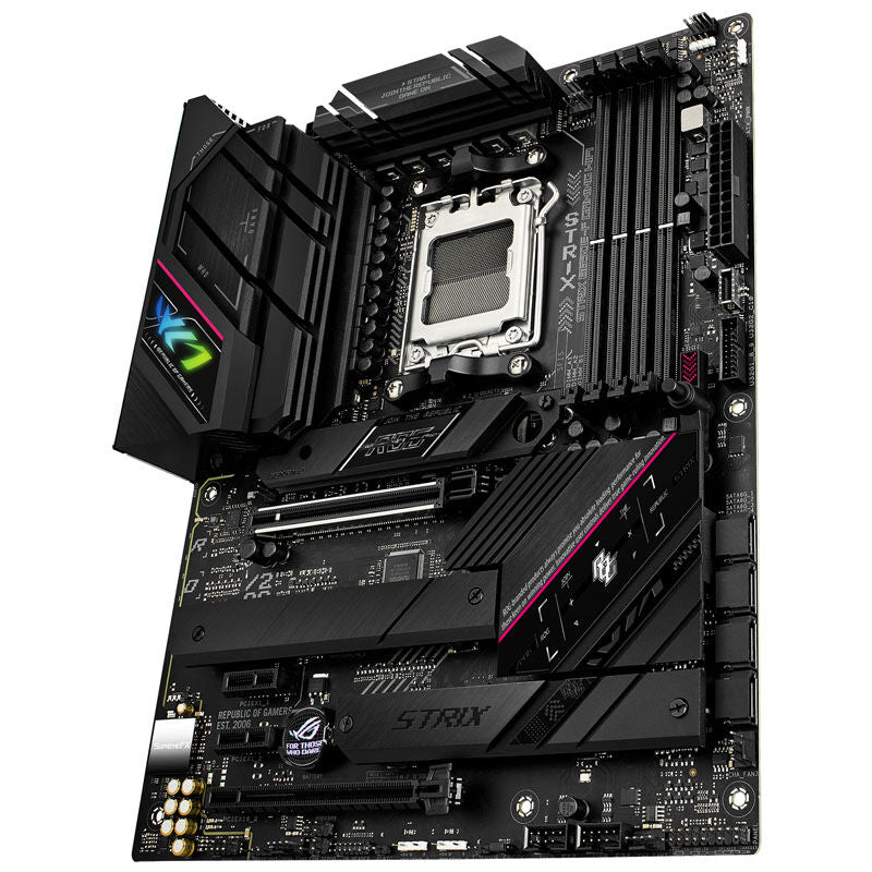 Detalj av ASUS ROG Strix B650E-F Gaming WiFi hovedkort PCIe-porter