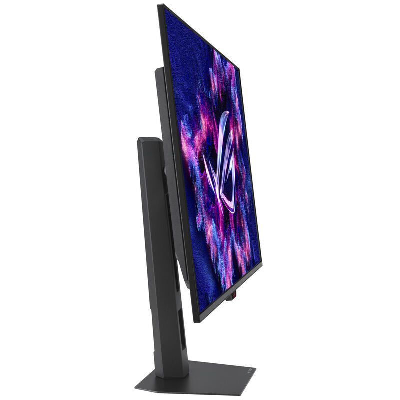 Montert ASUS ROG Strix OLED XG32UCDS 32" gamingskjerm på skrivebord