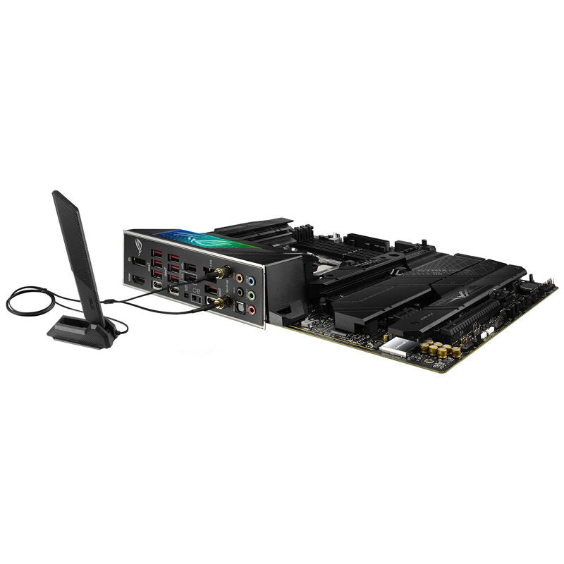 Nærbilde av ASUS ROG Strix X670E-F Gaming WiFi hovedkort PCIe-porter