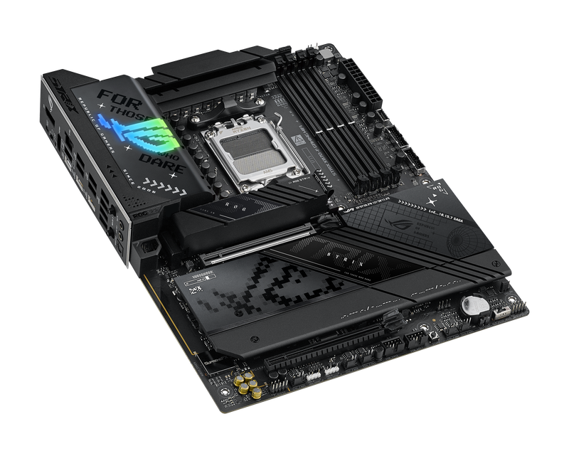 Detalj av kjøleribber på ASUS ROG Strix X870-F Gaming WiFi hovedkort