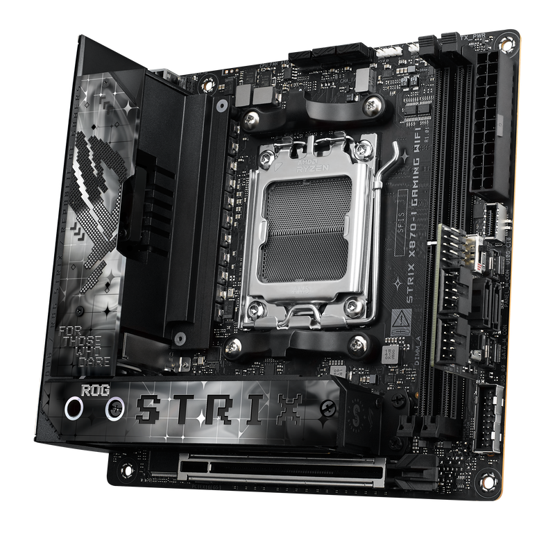 Nærbilde av ASUS ROG Strix X870-I Gaming WiFi hovedkort minnesokler