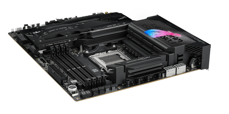 ASUS ROG Strix X870E-E Gaming WiFi hovedkort detalj av PCIe-spor