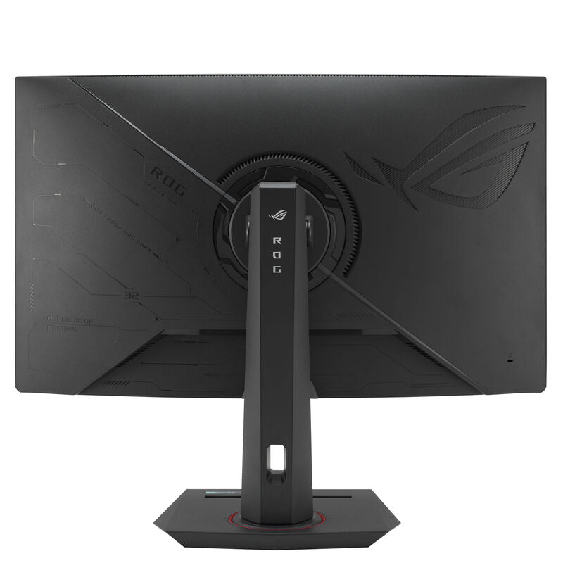 Montert ASUS ROG Strix XG32WCMS curved gamingskjerm på skrivebord