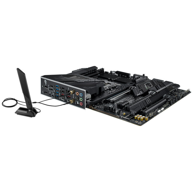 Montert ASUS ROG Strix Z790-F Gaming WiFi hovedkort i PC-kabinett