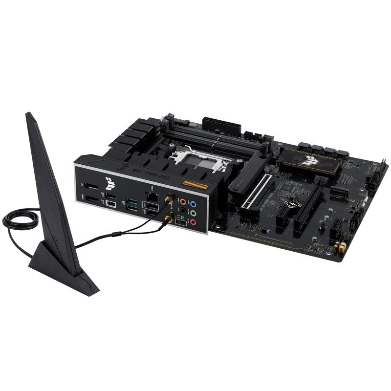 Nærbilde av ASUS TUF Gaming A620-PRO WIFI hovedkort RAM-spor