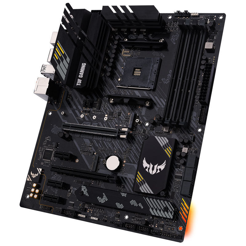 Nærbilde av ASUS TUF Gaming B550-Plus hovedkort med RAM
