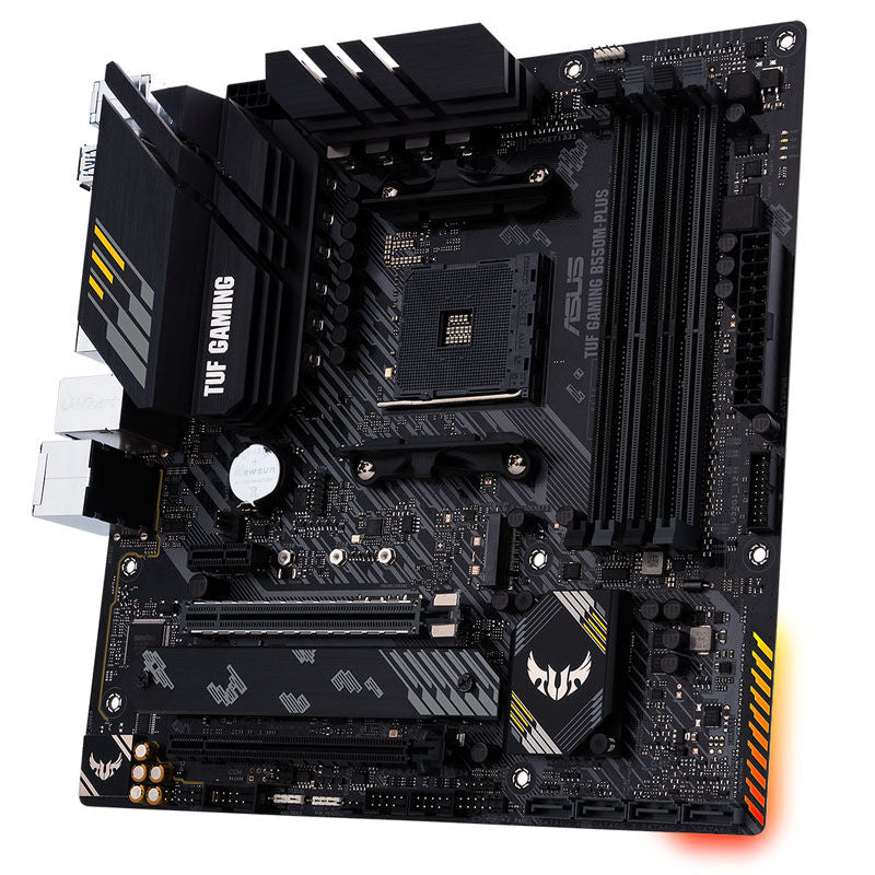 Nærbilde av ASUS TUF Gaming B550M-Plus hovedkort PCIe-spor