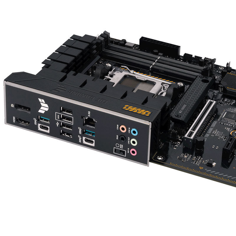 ASUS TUF Gaming B650-Plus hovedkort sett skrått fra siden