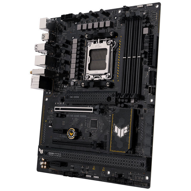 Montert ASUS TUF Gaming B650-Plus WiFi hovedkort i PC-kasse