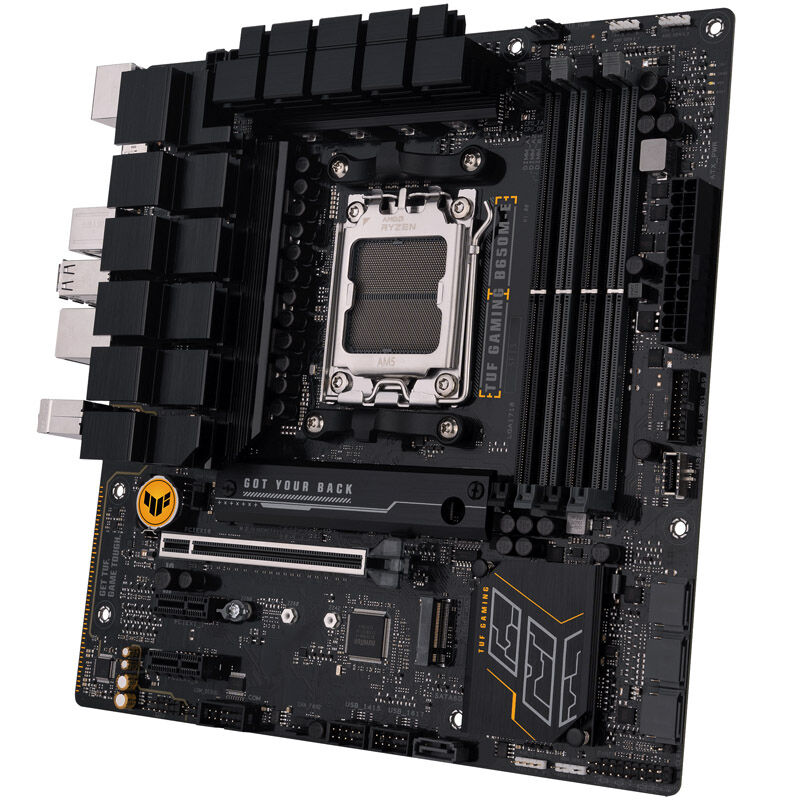 Nærbilde av tilkoblinger på ASUS TUF Gaming B650M-E