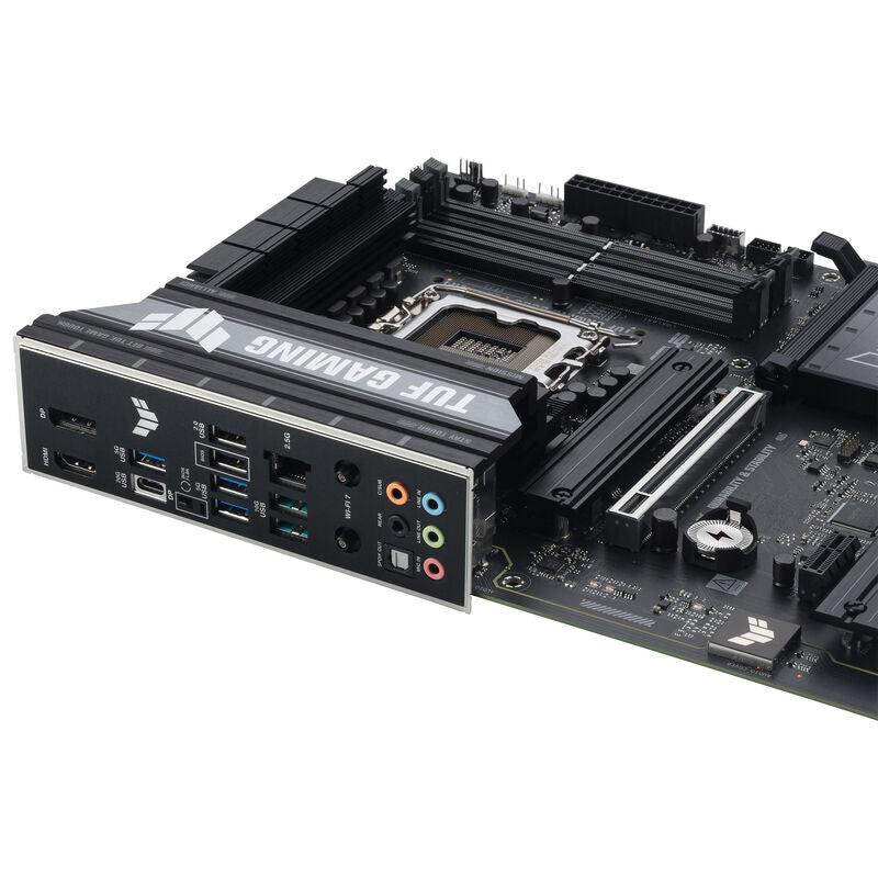 Nærbilde av ASUS TUF Gaming B860-Plus WiFi hovedkort med tilkoblinger