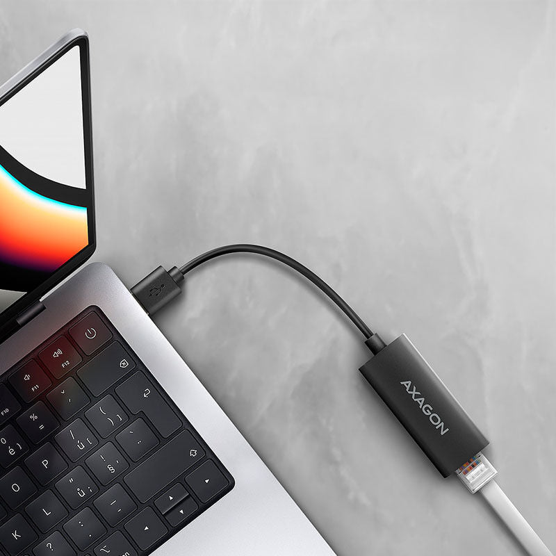 Nærbilde av USB-kontakt på AXAGON ADE-AR USB-A 3.2 Gen 1 til Gigabit Ethernet adapter