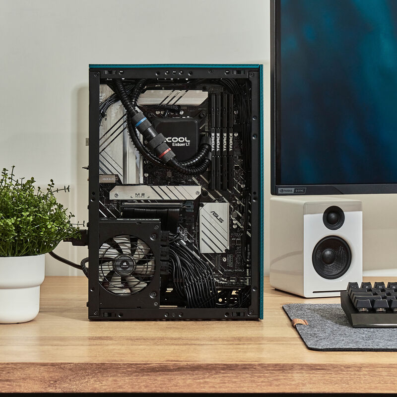 Bakside av SSUPD Meshroom S V2 kabinett Mini ATX Mesh hvit med porter