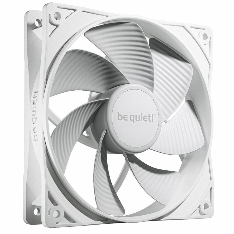 nærbilde av motor på be quiet! Pure Wings 3 PWM Reverse vifte 120 mm svart 3-pakk