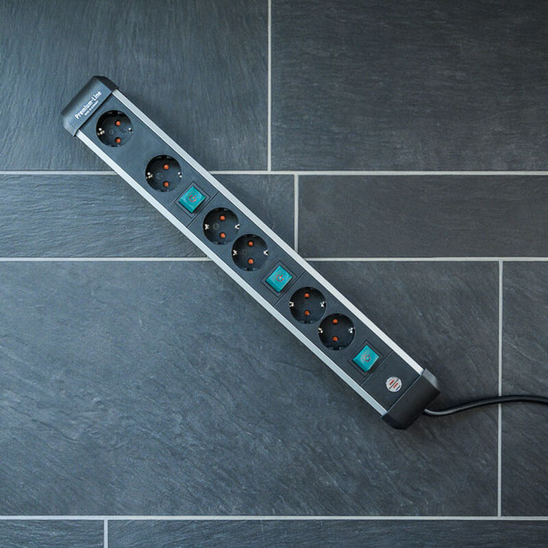 Detaljbilde av Brennenstuhl Premium Alu-Line grenuttak med bryter svart