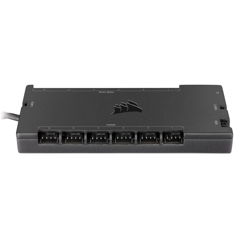 Montert Corsair Commander Core XT RGB LED-kontroller i PC-kabinett