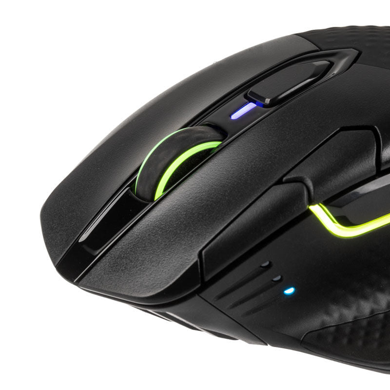 Corsair Dark Core RGB PRO trådløs gamingmus montert på skrivebord